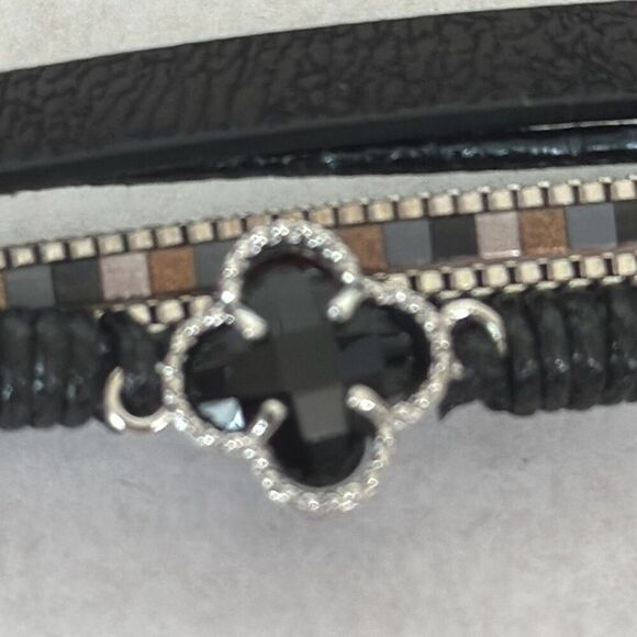 Clover Bracelet Black‎ Magnetic Snap - Picture 2 of 5